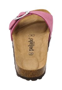 Sandalo slide in suede rosa con forma curva, caratterizzato da un accento in fibbia argentata e una soletta in sughero naturale testurizzata. Nome del marchio visibile all'interno.