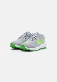 Nike Performance NIKE REVOLUTION 6 (GS) - Zapatillas running asfalto - light smoke grey/green strike/dark smoke grey/chrome