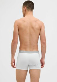 Fehér pamut boxer alsónadrág szürke elasztikus derékkal, amelyen a "JACK & JONES" logó látható, testhez álló fazonban és sima textúrával.