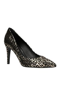 Scarpa con tacco alto in stampa leopardata, con punta affusolata, materiale lucido nero e oro, tacco a stiletto sottile e superficie testurizzata.
