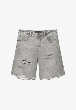 Jasnoszare szorty dżinsowe z elastycznym pasem, posiadające liczne przetarte łaty, postrzępione wykończenia oraz klasyczny pięciokieszeniowy krój.