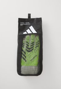 Adidas Predator rukavice za golmane u svijetlozelenoj boji, s teksturiranim hvatanjem i crnim detaljima, upakirane u prozirnu mrežastu torbu s crnim vrhom.
