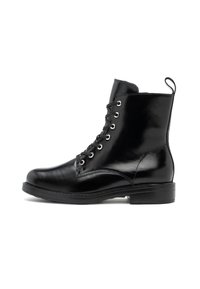 Las botas de tobillo de cuero negro presentan una textura lisa, punta redonda, seis ojales plateados y un tirador en la parte posterior para facilitar su uso.