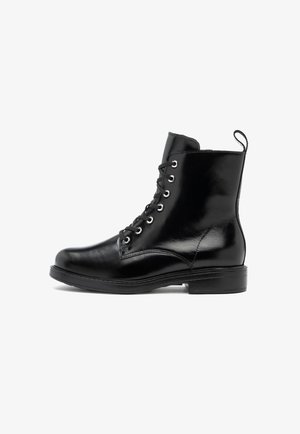 Botine negre din piele au o textură netedă, vârf rotund, șase gauri argintii pentru șireturi și o bandă de tragere în spate pentru a fi ușor de încălțat.