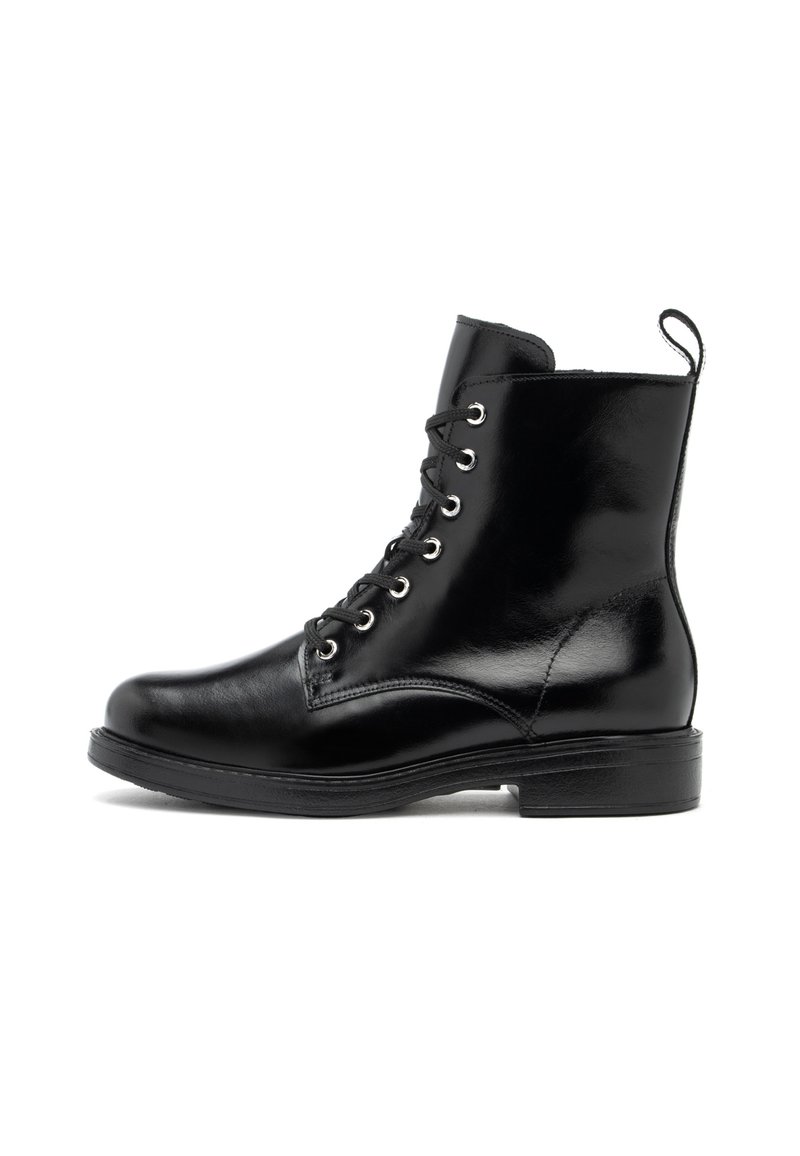 Las botas de tobillo de cuero negro presentan una textura lisa, punta redonda, seis ojales plateados y un tirador en la parte posterior para facilitar su uso.