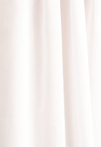 Tessuto bianco con una fine trama diagonale, che si drappeggia dolcemente, caratterizzato da una leggera lucentezza e una finitura liscia. Adatto a diverse applicazioni tessili.