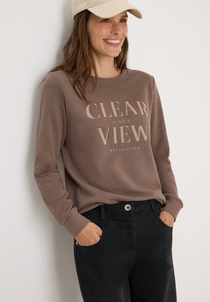 Sweatshirt marron avec le texte "CLEAR VIEW", col rond, manches longues, coupe décontractée, associé à un pantalon noir. Mélange de coton doux, design minimal.