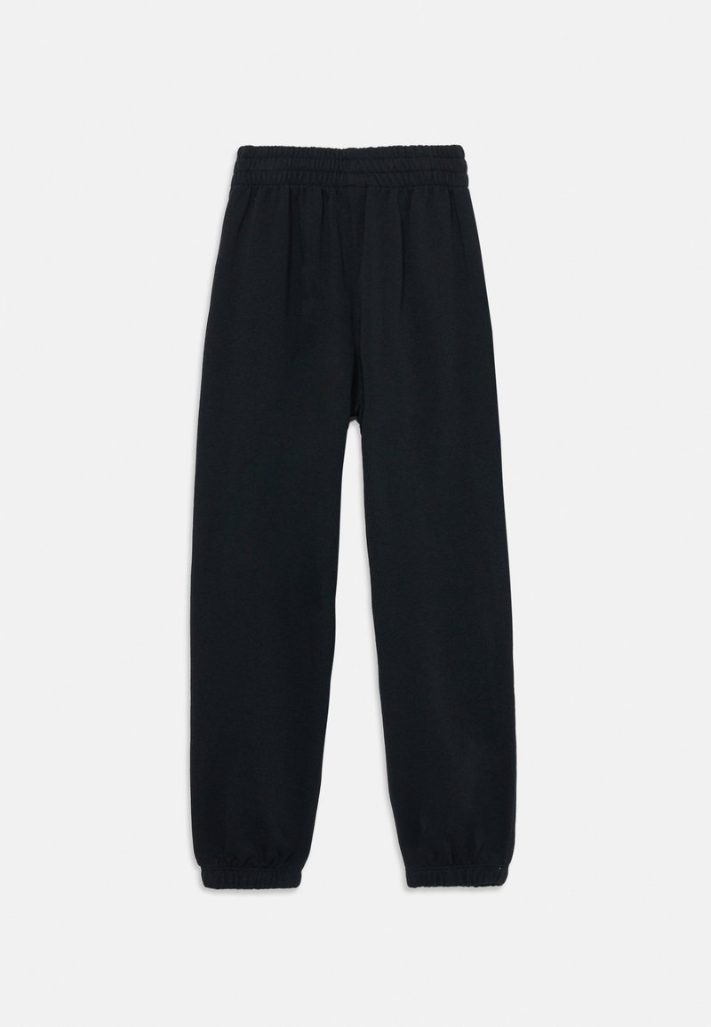 Pantalones de chándal negros fabricados en una tela suave, con una cinturilla elástica y puños en los tobillos para un ajuste relajado. Sin logotipos ni patrones visibles.