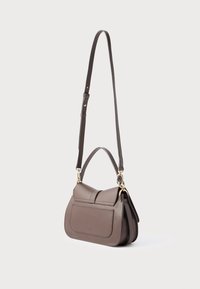 Sac bandoulière en cuir marron au design structuré, doté d'une poignée supérieure, d'une bandoulière ajustable, de ferrures dorées et d'une poche avant.