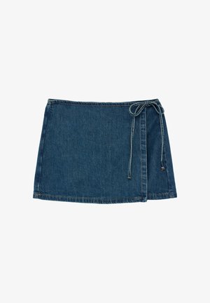 Denim-mallinen kietaisuhame sivusolmulla, suoralla helmalla ja tummansinisen kankaan näkyvillä ompeleilla.