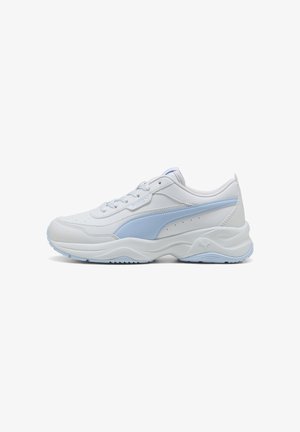 Baskets de sport blanches et bleu clair avec un dessus en cuir lisse, bout rond, fermeture à lacets et semelles texturées, présentant des accents de marque discrets.
