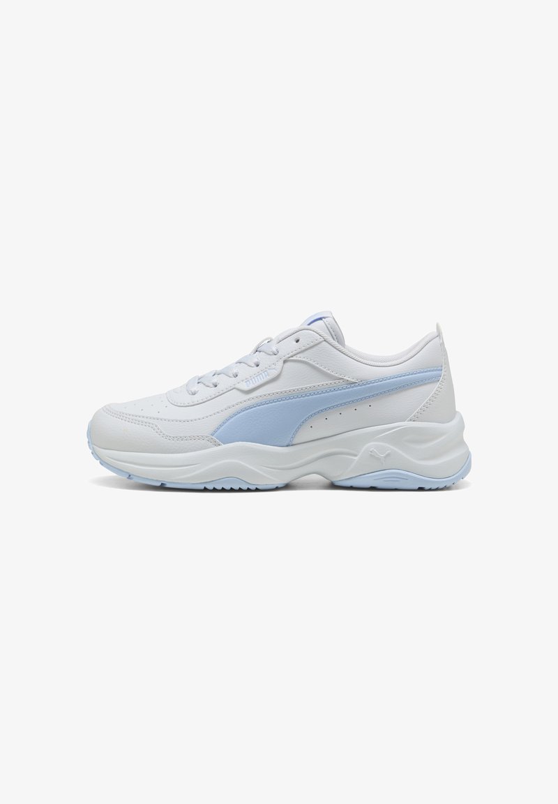 Weiße und hellblaue Sportschuhe mit einem glatten Lederobermaterial, runder Zehenpartie, Schnürverschluss und strukturierten Sohlen, die subtile Branding-Elemente aufweisen.