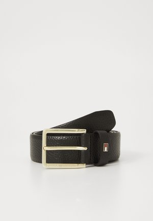 Ceinture en cuir texturé noir enroulée avec une boucle rectangulaire dorée et un petit onglet au logo Tommy Hilfiger rouge, blanc et bleu.