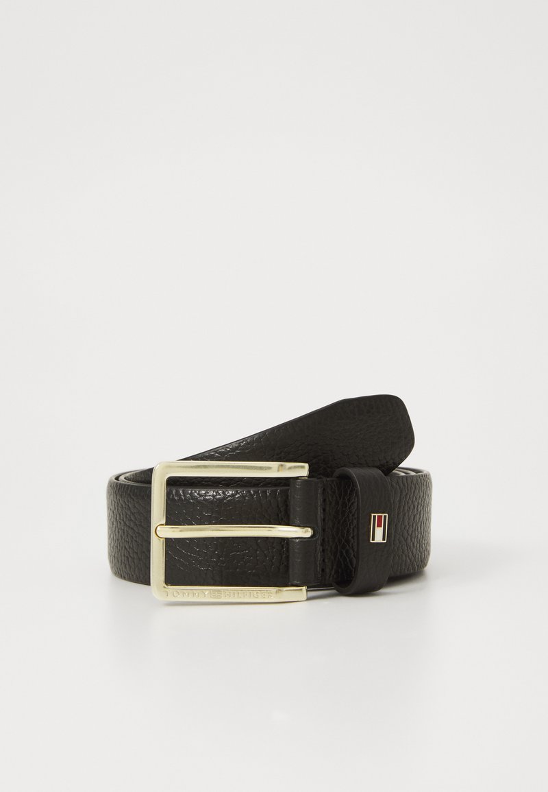 Ceinture en cuir texturé noir enroulée avec une boucle rectangulaire dorée et un petit onglet au logo Tommy Hilfiger rouge, blanc et bleu.