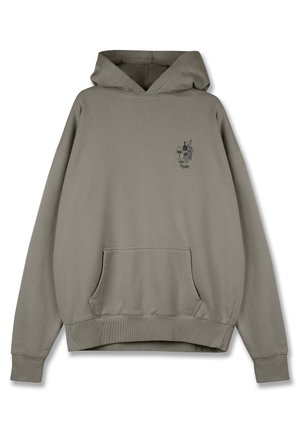 Olīvzaļš kapucis ar priekšējo kabatu, ar ribotu apakšmalu un piedurknēm, ar mazu grafisku dizainu kreisajā krūtīs. Mīksts materiāls, brīvs piegriezums.