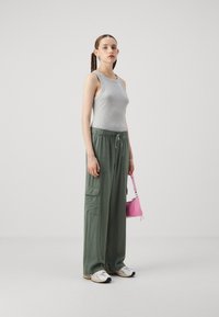 GAP PULL ON - Hlačami s stranskimi žepi - laurel wreath