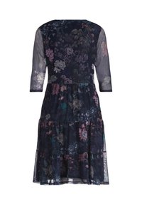 Robe à motifs floraux de couleur bleu marine foncé, avec des manches transparentes trois-quarts et un ourlet à volants superposés. Fabriquée en tissu léger et texturé.
