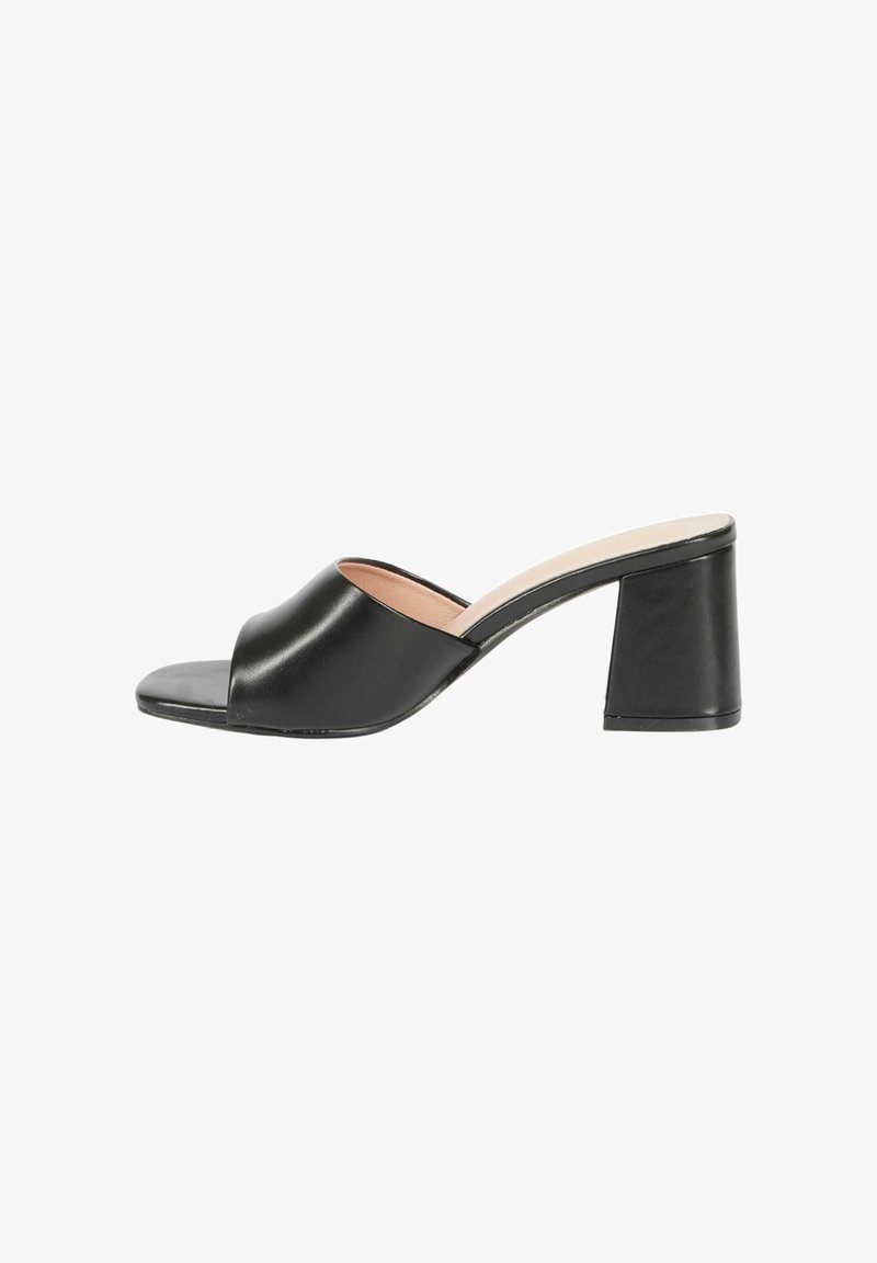 Mule heeled open toe neri con finitura in pelle liscia, fascia frontale ampia e tacco a blocco spesso. La suola ha una leggera lucentezza.