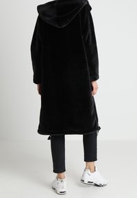 Even&Odd Mantel - black
