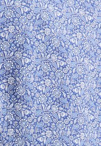 Blauwe stof met een gedetailleerd bloemen- en paisleypatroon in wit en lichtblauw, met ingewikkelde kleine bloemen en krullen.