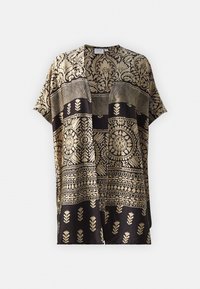 Svart og gull kimono med blomster- og geometriske mønstre, lett stoff, åpen front og korte ermer. Ingen lukking eller knapper.