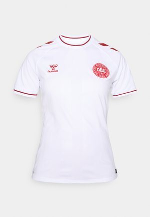 Jersey de fútbol blanco con acentos rojos, que presenta un cuello redondo, mangas cortas y un logo circular de DBU. Fabricado con tejido ligero.