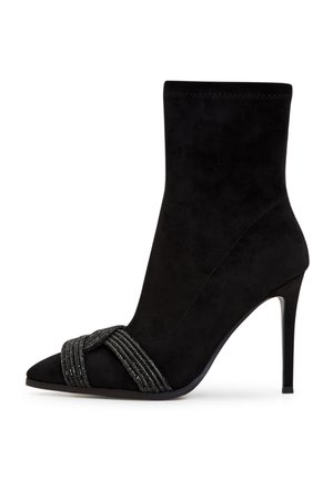 Botas de tobillo de ante negro con punta afilada, que cuentan con una cinta decorativa de cuentas en la parte delantera y un elegante tacón de aguja.