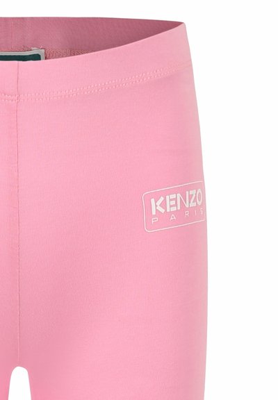 Leggings rosa realizzati in un tessuto elasticizzato con una vestibilità aderente. Presentano un logo bianco "KENZO PARIS" sulla parte anteriore, completato da una texture liscia.