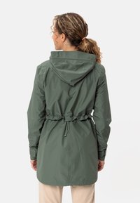Giacca verde impermeabile con vita regolabile, cappuccio e maniche lunghe. Tessuto liscio e design casual, che arriva fino a metà coscia.