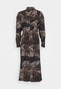 Lång, figurnära klänning i glatt tyg med ett djurmönster i svart, brunt och krämfärgat. Har en kraghalsringning och långa ärmar.
