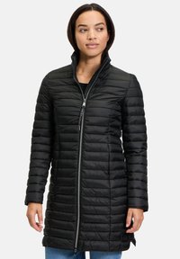 Sort polstret frakke med høj krave, lynlås lukning og lange ærmer. Designet har en quilted tekstur med en skræddersyet pasform.