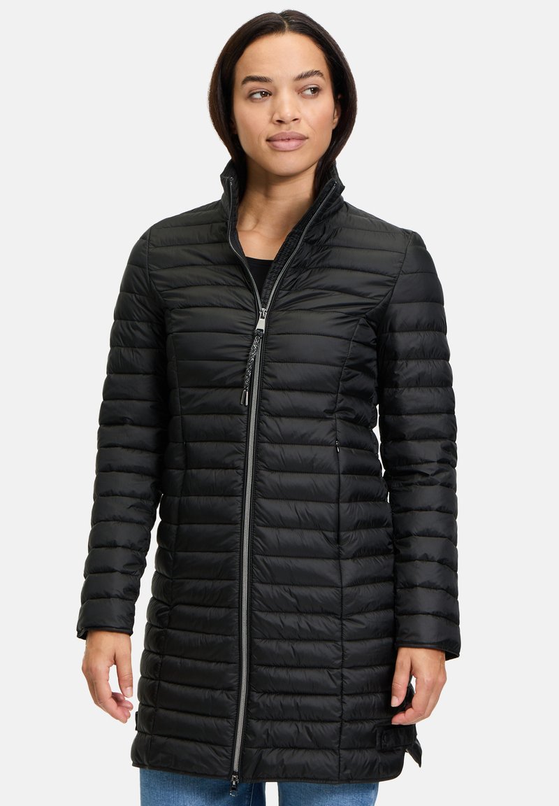 Sort polstret frakke med høj krave, lynlås lukning og lange ærmer. Designet har en quilted tekstur med en skræddersyet pasform.