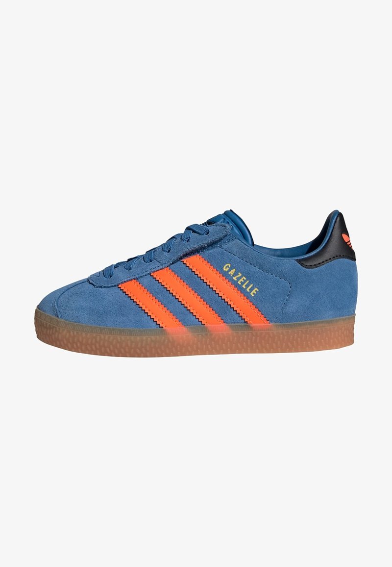 Tenis de camurça azul com três riscas laranja, sola de borracha e detalhe preto no calcanhar. Apresenta parte superior texturizada e costura decorativa.