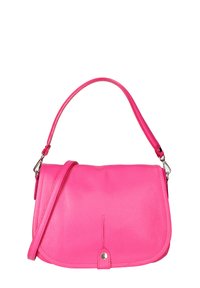 Roze leren schoudertas met een plat ontwerp, gebogen flap, verstelbare band en een kleine zilveren hardware accent aan de voorkant.