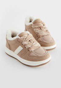 Baskets en daim et mesh beige avec doublure en fausse fourrure, accents blancs et lacets texturés, dotées d'une semelle en caoutchouc et d'un design à bout rond.