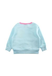 Sweat-shirt bleu clair à manches longues, texture côtelée, et encolure côtelée rose. Design simple, sans motifs ni accessoires remarquables.