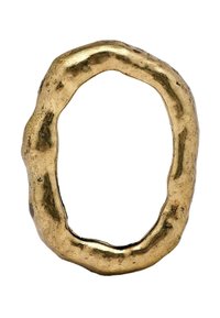 Gouden metalen ring met een organisch, textuurrijke oppervlakte. Heeft een onregelmatige ovale vorm en een matte afwerking met enige glans.