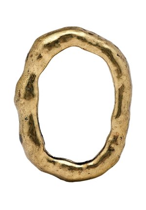 Guldfarvet metalring med en organisk, struktureret overflade. Har en uregelmæssig oval form og en mat finish med lidt glans.