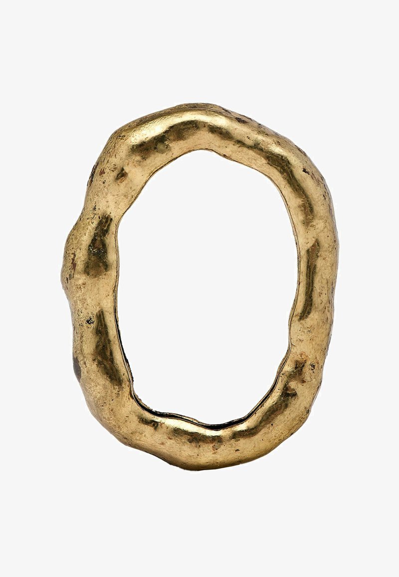 Gouden metalen ring met een organisch, textuurrijke oppervlakte. Heeft een onregelmatige ovale vorm en een matte afwerking met enige glans.