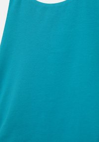 Top sans manches turquoise en coton doux et léger ; texture lisse avec un col rond et sans motifs ni accents visibles.