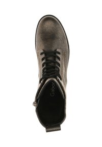 Zwarte en bronzen enkellaars met textured leer, ronde neus, voorveters, zijrits en Gabor merk zichtbaar binnenin de laars.