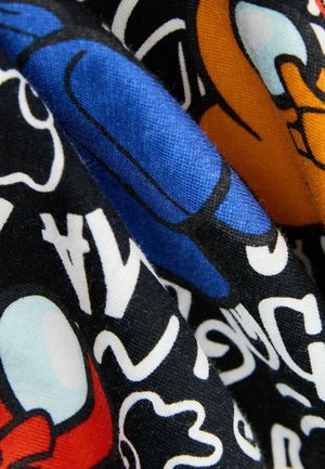 Baumwollstoff mit lebendigen Farben: Blau, Orange und Weiß auf einem schwarzen Hintergrund, verziert mit cartoonhaften Charakteren und abstrakten Mustern.
