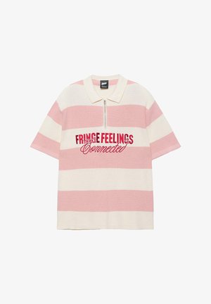 Polo in maglia a maniche corte con righe rosa e bianche, con cerniera e testo rosso "FRINGE FEELINGS Connected" sulla parte frontale.