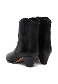 Mustad mustad nahast pahkluu saapad, millel on kaardus ülemine osa, terav varvas ja kõrge konts. Tootel on külgedel dekoratiivsed õmblusaktsendid.