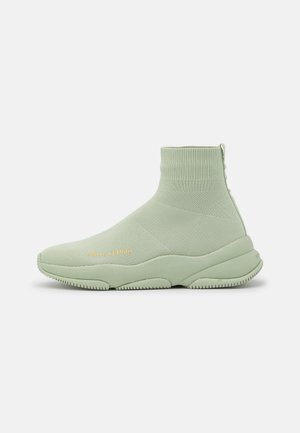 Lysegrøn sokke-stil sneaker med tyk sål og subtilt "Marc O'Polo" logo på siden, på en ensfarvet hvid baggrund.