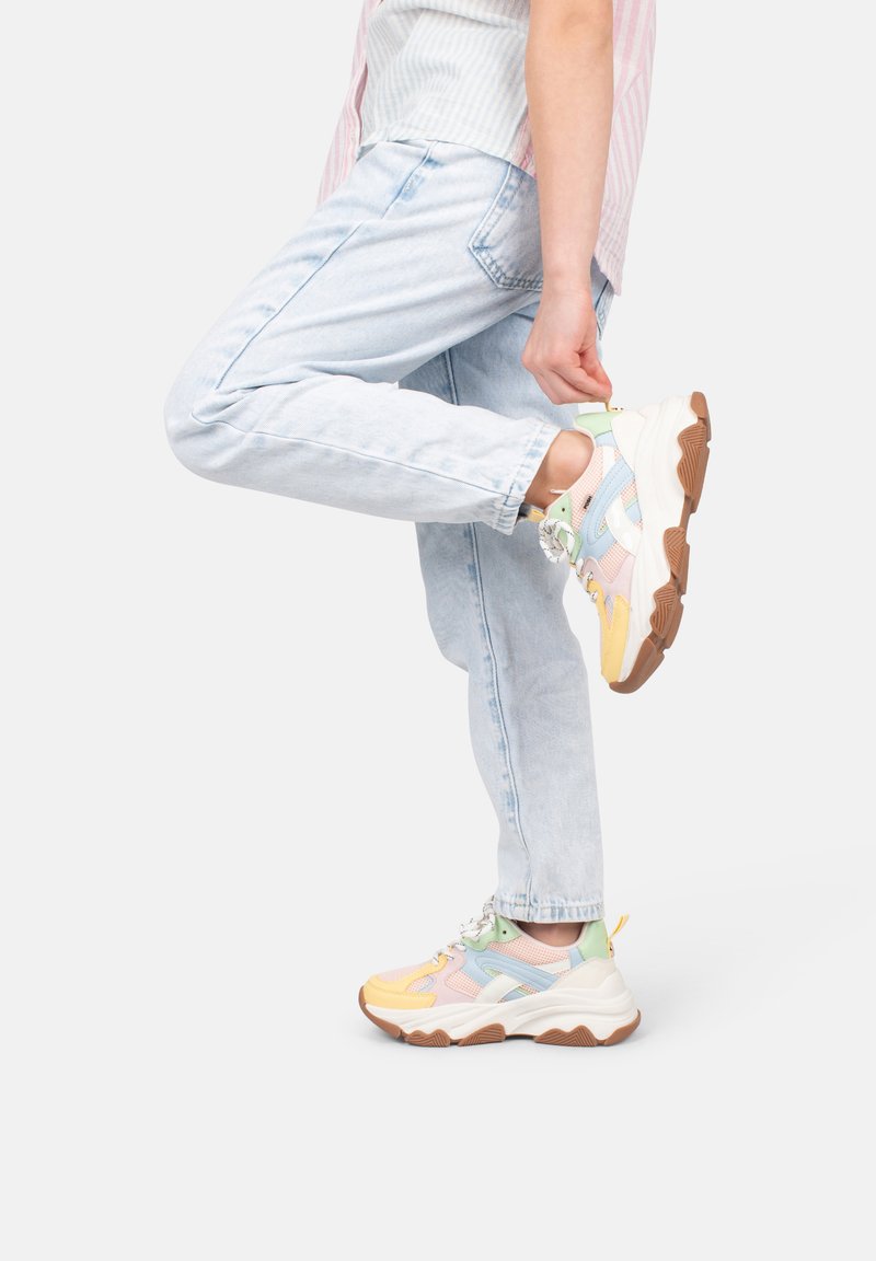 Sneaker multicolori con tomaia in rete e sintetico, caratterizzate da tonalità pastello, suola testurizzata e una pratica linguetta sul tallone.