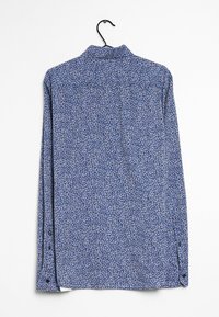 Blå långärmad skjorta med blommönster, som har krage, knäppning vid ärmsluten och en svagt böjd fåll. Tyget verkar lätt och texturerat.