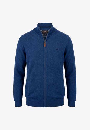 Blauw herenvest met ritssluiting, geribbelde manchetten en zoom, staande kraag en een subtiel geborduurd logo op de borst.