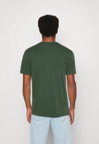 Lacoste COLOR BLOCK - T-shirt con stampa - vert fonce/bleu marine