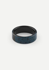 Schwarzer Gummi-Ring mit blauem geometrischem Muster und geprägt detailliertem Logo, mit einer glatten, matten Textur und abgerundetem Design.